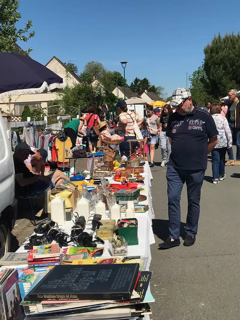 affiche Brocante du 1er mai à  Châteauneuf-sur-Cher